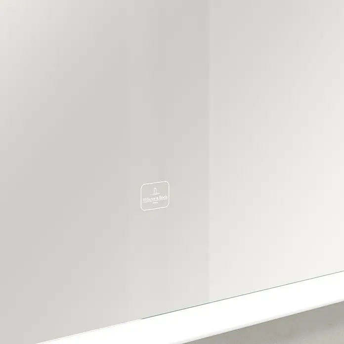 Villeroy & Boch Subway 3.0 Lichtspiegel - 130 x 75 cm, White Matt - Nahaufnahme eines Villeroy & Boch-Produkts, das ein elegantes Design und hochwertige Verarbeitung zeigt. Perfekt für stilvolle Badezimmer.