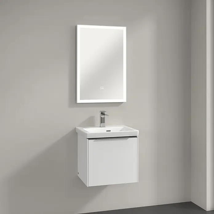 Villeroy & Boch Subway 3.0 Lichtspiegel - 50 x 75 cm, White Matt - Badezimmer-Waschtisch mit beleuchtetem Spiegel an einer grauen Wand. Der Waschtisch ist weiß und hat ein minimalistisches Design.