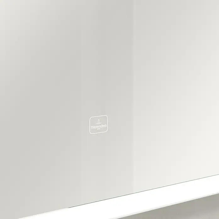 Villeroy & Boch Subway 3.0 Lichtspiegel - 120 x 75 cm, White Matt - Detailansicht einer Villeroy & Boch Badewannenverkleidung mit dezentem Logo, das für Qualität und zeitloses Design steht. Elegante Badezimmerausstattung.