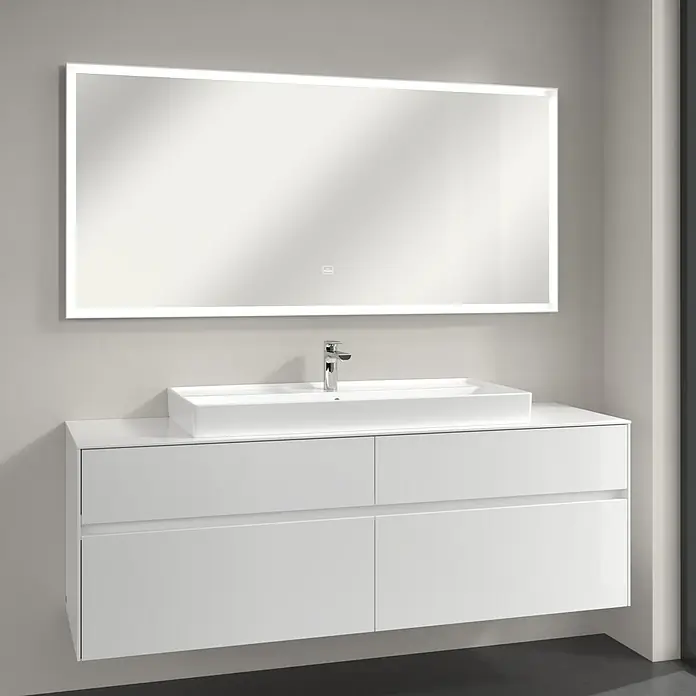 Villeroy & Boch Subway 3.0 Lichtspiegel - 160 x 75 cm, White Matt - Ein modernes Badezimmer-Ensemble mit einem weißen Waschtischunterschrank, einem Aufsatzwaschbecken und einem beleuchteten Spiegel.