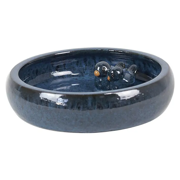 Vogeltränke - Dunkelblau, Ø x H: 24 x 5,5 cm, Keramik - Eine blaue Keramikschale mit zwei Entenfiguren in der Mitte, die eine ruhige und dekorative Atmosphäre schafft.