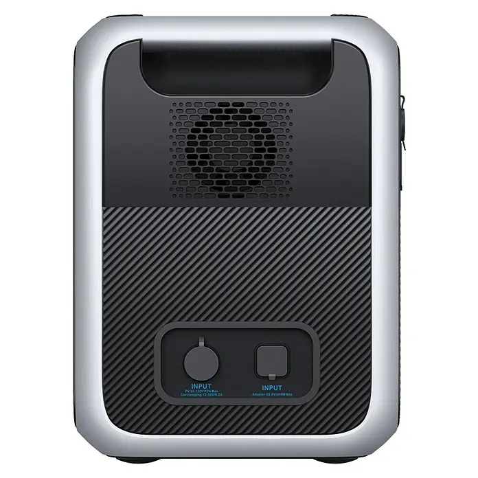 Bluetti Powerstation AC200PL - 0% MwSt. - 2.304 Wh - Rückseite des tragbaren Kraftwerks mit Eingangsanschlüssen für Solar, Auto und Adapter.