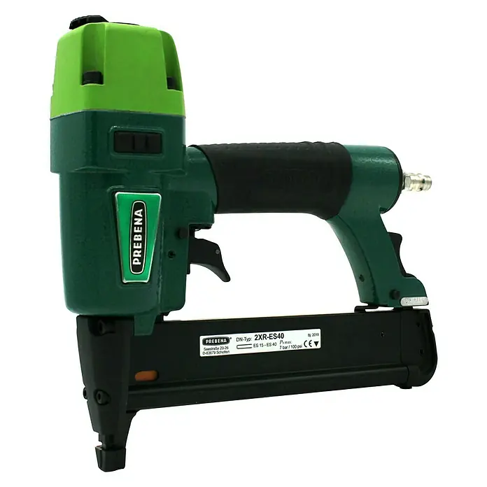 Prebena Druckluftnagler 2XR-ES40 - Betriebsdruck: 4 bar - 7 bar, Passend für: Heftklammern der Type ES von 15 - 40 mm - Eine grüne PREBENA 2XR-ES40 Druckluftnagelpistole, ideal für Bau- und Renovierungsarbeiten mit exzellenter Leistung und hoher Präzision.