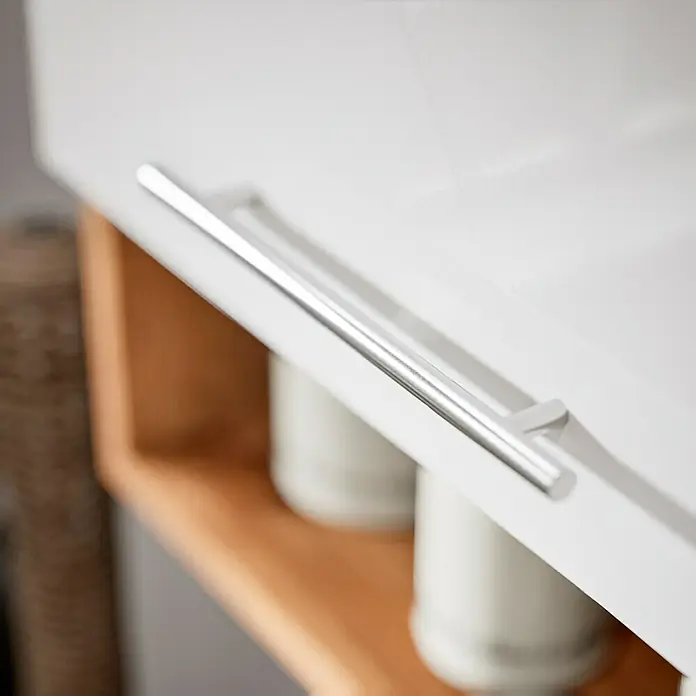 Respekta Cocina compacta Hilde - Ancho: 220 cm, Blanco, Se pueden montar de forma intercambiable, Con electrodomésticos - Primer plano de un armario blanco con un elegante tirador plateado, que acentúa su diseño minimalista y su atractivo moderno.