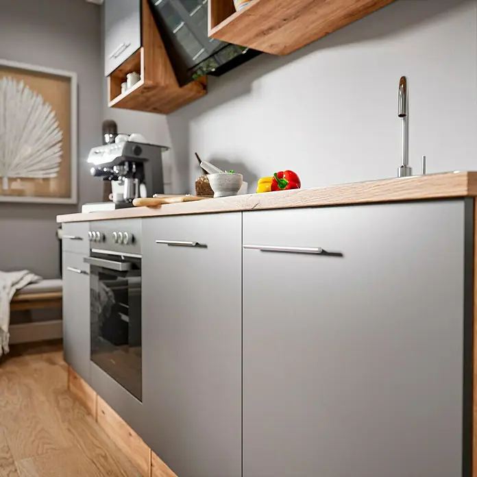 Respekta Cocina compacta Hilde - Ancho: 220 cm, Gris, Se pueden montar de forma intercambiable, Con electrodomésticos - Elegante diseño de cocina con muebles bajos grises, una encimera de madera y manijas modernas, complementado con armarios de pared y electrodomésticos.