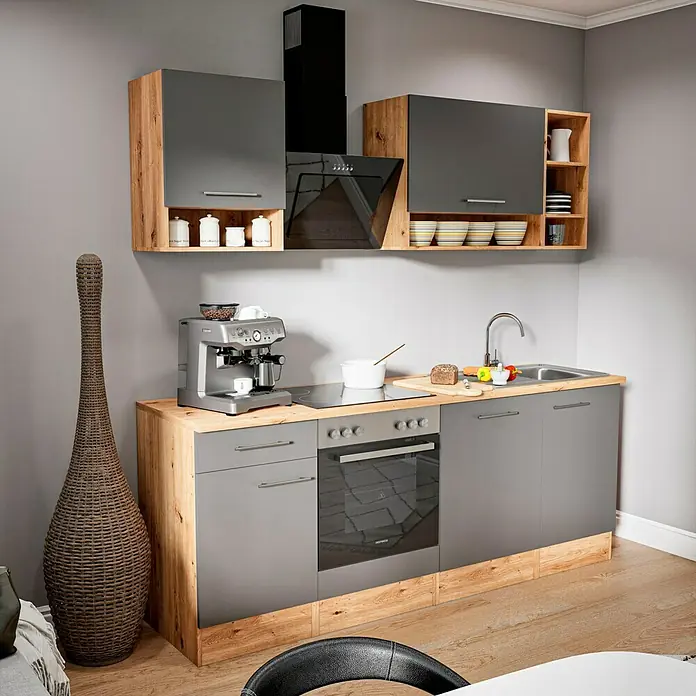 Respekta Cocina compacta Hilde - Ancho: 220 cm, Gris, Se pueden montar de forma intercambiable, Con electrodomésticos - Conjunto de cocina moderno con armarios grises y detalles en madera, incluyendo una campana extractora y una disposición estilizada.