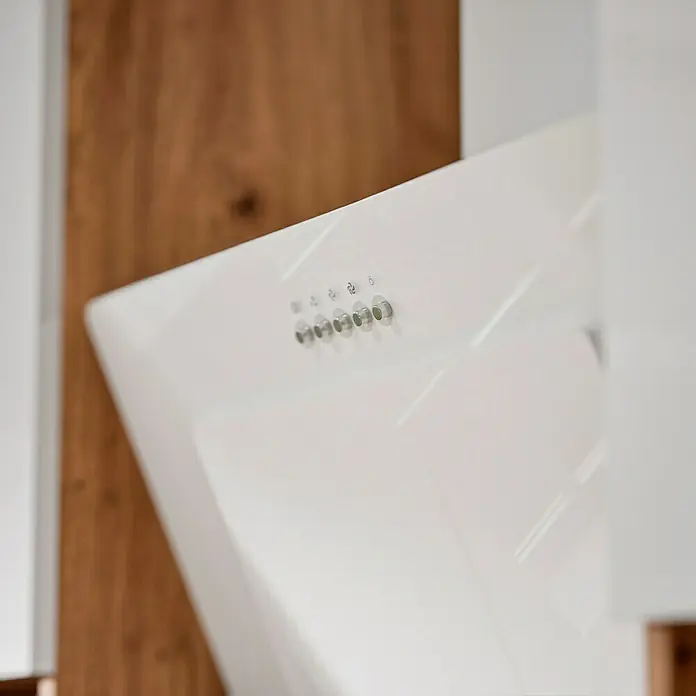 Respekta Cocina compacta Hilde - Ancho: 220 cm, Blanco, Se pueden montar de forma intercambiable, Con electrodomésticos - Primer plano de una campana extractora con múltiples botones de control plateados. Es blanca y forma parte de una cocina.