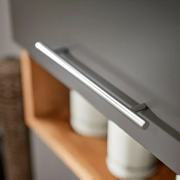 Respekta Cocina compacta Hilde - Ancho: 220 cm, Gris, Se pueden montar de forma intercambiable, Con electrodomésticos - Primer plano de un armario moderno con un tirador plateado elegante. El diseño es minimalista y elegante.