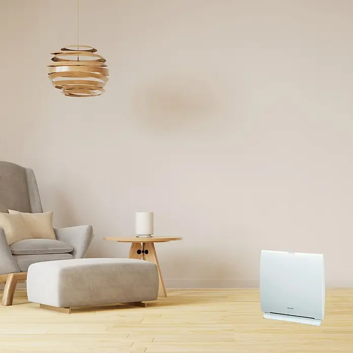 Toyotomi Purificador de aire AC-20 - 41,2 x 12,6 x 39,6 cm, Tamaño de la estancia: 16 m², Blanco - Purificador de aire elegante y moderno en un salón acogedor. Proporciona aire limpio y se integra perfectamente en la decoración.