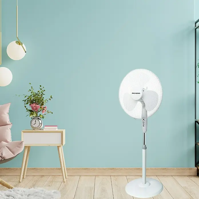 Voltomat Ventilador de pie - Blanco, Diámetro: 40 cm, Altura: 121 cm - Un ventilador de pie blanco de Pro Kuma está en una habitación luminosa, prometiendo una brisa fresca. Su diseño moderno se integra perfectamente.