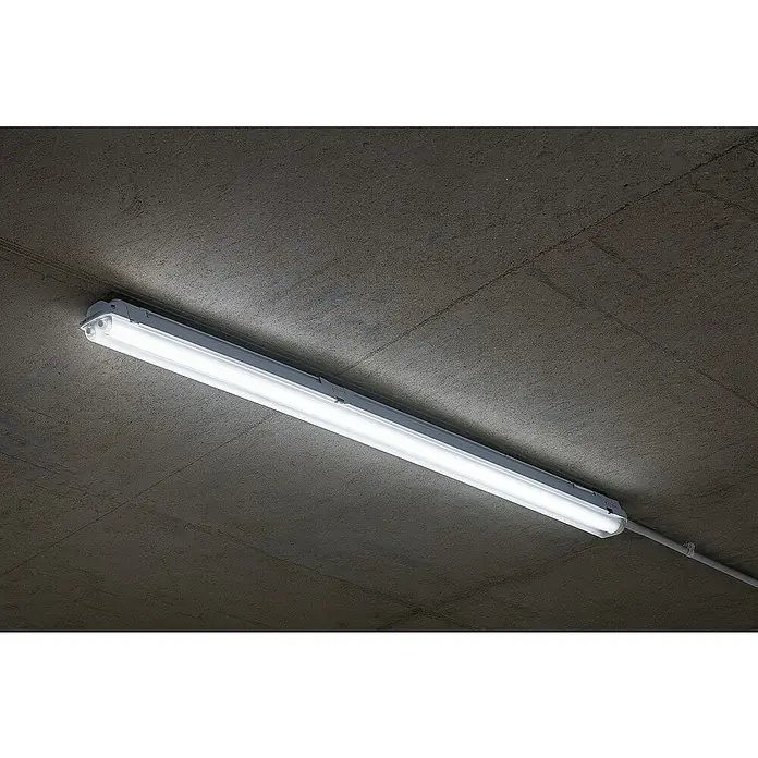 Eglo Plafón para pared y techo Eco Tube-E - L x An x Al: 128,5 x 6,2 x 6 cm, IP65 - Una sola lámpara de tubo LED brillante está montada en un techo de hormigón gris, iluminando el espacio con su luz clara.