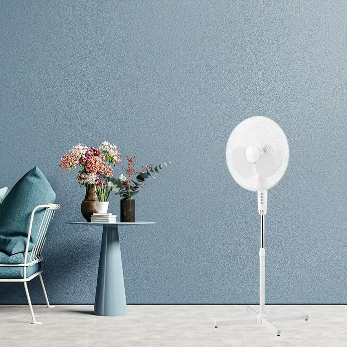 Houston Ventilador de pie 50113 BH - Blanco, 40 cm, 120 cm - Un ventilador de pie blanco está colocado en la habitación, ofreciendo una brisa agradable en días calurosos. Práctico y elegante.