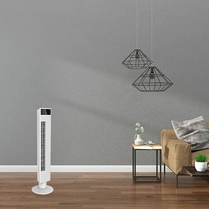 PR Klima Ventilador de torre - Blanco, 100 cm, 65 W - Imagen de un ventilador de torre en un salón con lámparas y muebles modernos.
