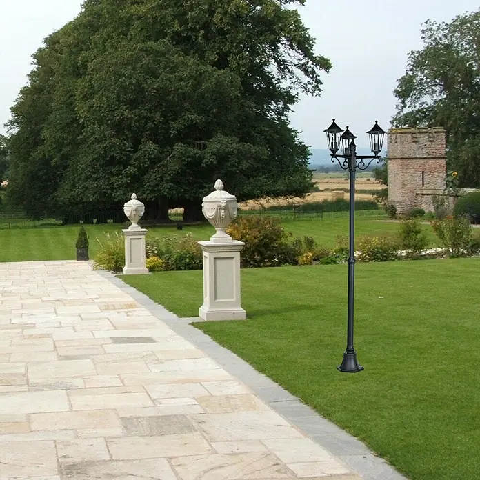 Farola Orlando de 3 luces - 60 W, Negro, Altura: 217 cm - Elegante paisaje de jardín con una farola de tres luces, que realza el estilo clásico de la propiedad.