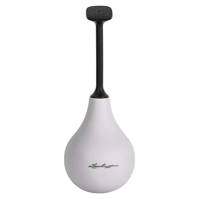 Lechuza Wassersprüher Flowershower - Hellgrau, 260 ml - Nahaufnahme einer weißen Gießkanne von Lechuza mit schwarzem Auslauf. Die Gießkanne hat eine stilvolle, moderne Tropfenform.