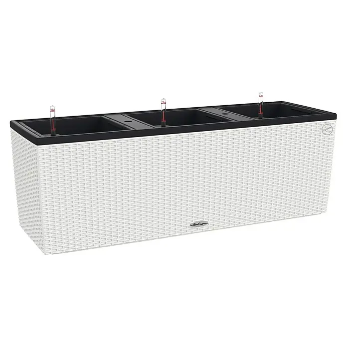 Lechuza Cottage Balkonkasten Trio - Außenmaß (L x B x H): 100 x 32,5 x 34,5 cm, Kunststoff, Weiß - Das Bild zeigt einen weißen LECHUZA Balconera Pflanzkasten aus Rattan mit Bewässerungssystem für den Balkon.