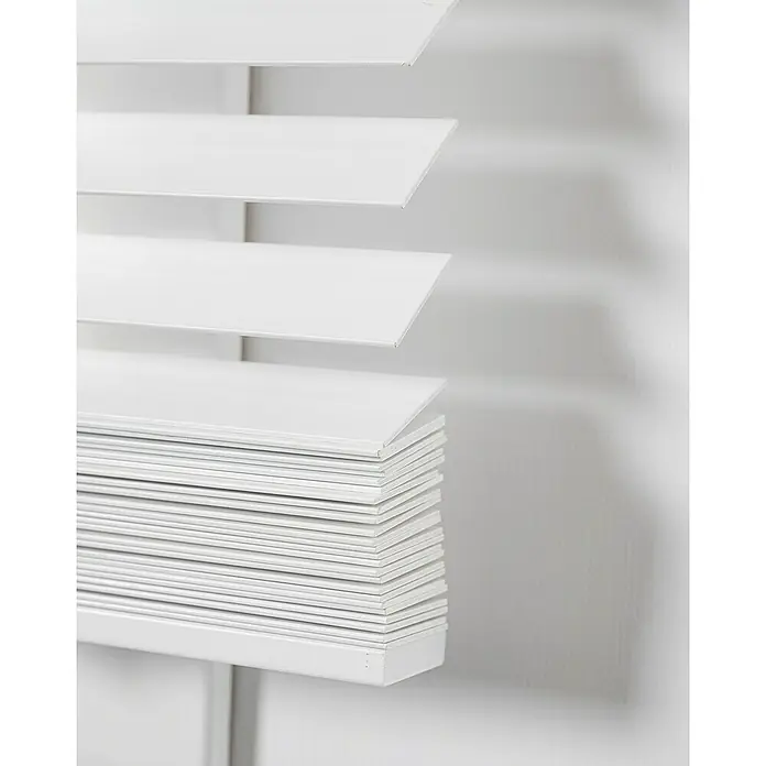Veneciana Bambú - An x Al: 120 x 160 cm, Blanco, Madera - Primer plano de persianas blancas parcialmente cerradas, que muestran un diseño limpio y minimalista y una luz suave.