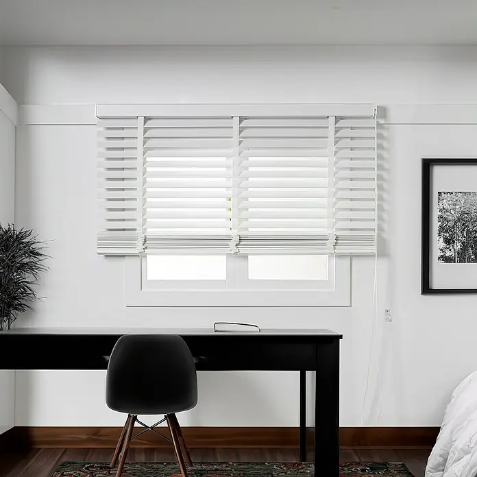 Veneciana Bambú - An x Al: 120 x 160 cm, Blanco, Madera - Elegantes persianas venecianas de madera blanca que crean un ambiente moderno a la vez que brindan privacidad y control de la luz.