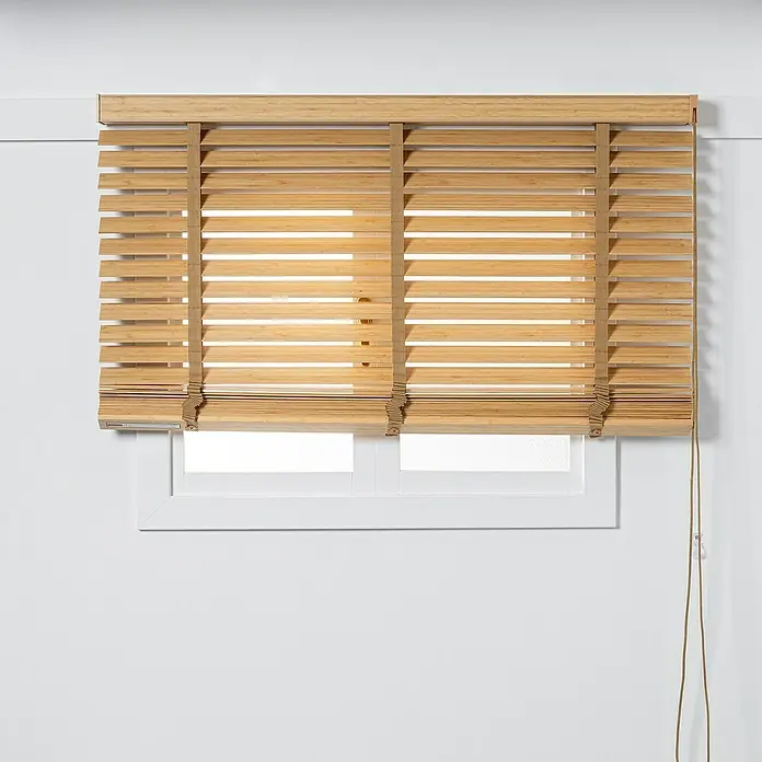 Veneciana Bambú - An x Al: 120 x 160 cm, Roble, Madera - Persiana de madera en una ventana. La persiana es de madera clara y está ligeramente abierta para dejar entrar la luz.