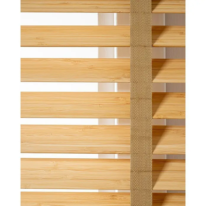 Veneciana Bambú - An x Al: 120 x 160 cm, Roble, Madera - Primer plano de persianas de bambú con una cinta de tela que sujeta las láminas horizontales.