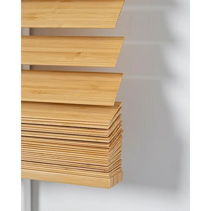 Veneciana Bambú - An x Al: 120 x 160 cm, Roble, Madera - Primer plano de persianas de bambú marrón claro, parcialmente cerradas, dejando entrar luz natural y cálida.