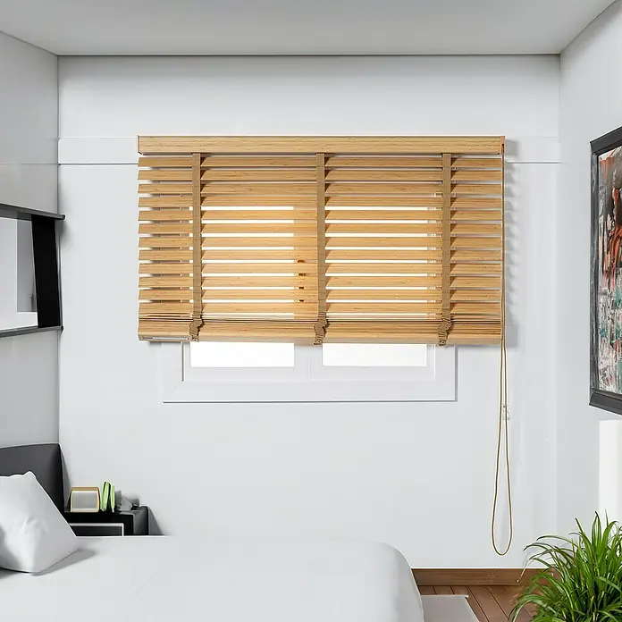 Veneciana Bambú - An x Al: 120 x 160 cm, Roble, Madera - Un primer plano de persianas de madera en una ventana, filtrando suavemente la luz en la habitación y creando un ambiente cálido.