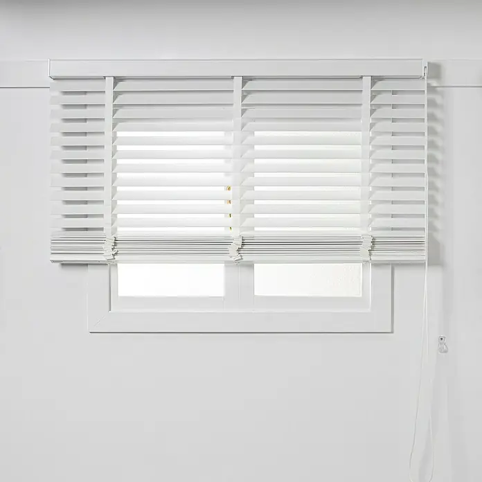 Veneciana Bambú - An x Al: 120 x 160 cm, Blanco, Madera - Persianas de madera claras delante de una ventana, que filtran la luz y dan privacidad.\n
