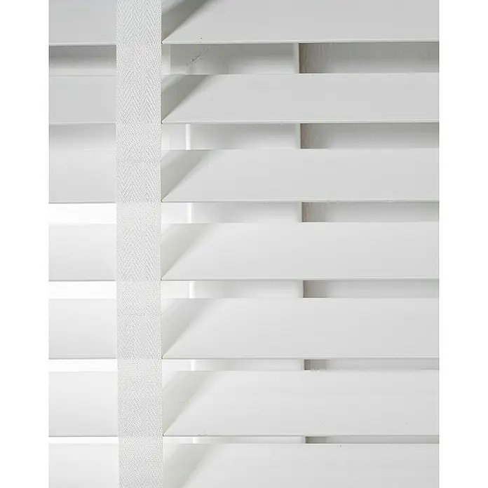 Veneciana Bambú - An x Al: 120 x 160 cm, Blanco, Madera - Primer plano de persianas blancas que filtran la luz y brindan privacidad. La cinta textil añade un toque elegante a la cubierta de la ventana.