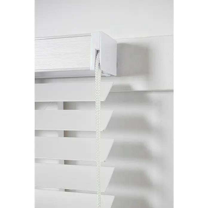 Veneciana Bambú - An x Al: 120 x 160 cm, Blanco, Madera - Primer plano de una persiana veneciana blanca con un cordón. Las lamas están dispuestas horizontalmente y parcialmente abiertas.
