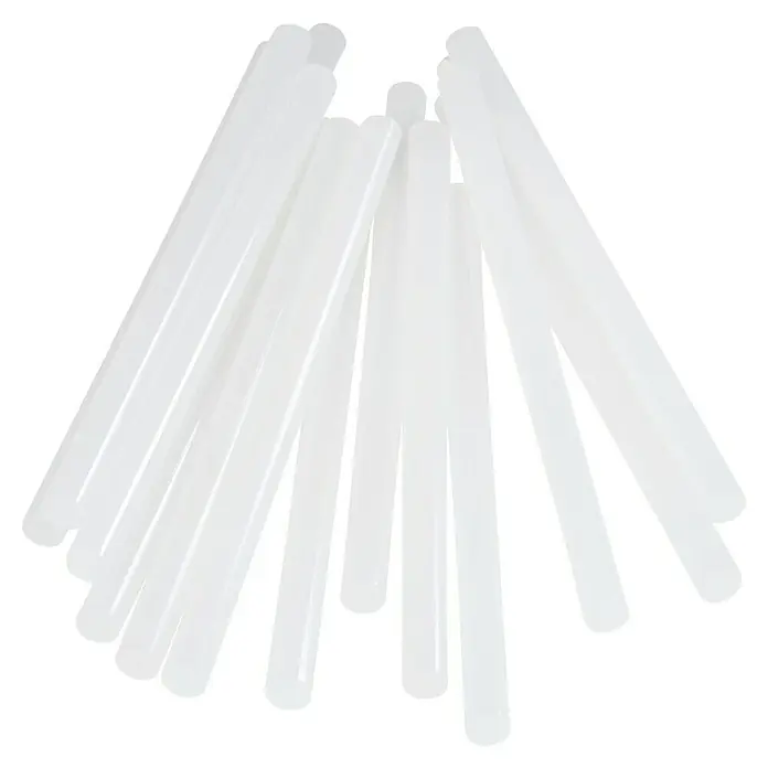 Rapid Klebepatronen Universal - Durchmesser Klebepatrone: 12 mm, Länge Klebepatronen: 190 mm, Anzahl Klebepatronen: 48 Stk. - Ein Haufen von weißen Heißklebesticks, die auf einem schwarzen Hintergrund liegen. Ideal für Bastelarbeiten und DIY-Projekte.