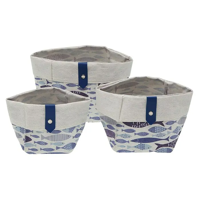 Versa Juego de cestas - Aqua, Poliéster - Esta imagen muestra tres cestas de tela con un diseño de peces, ideales para guardar varios objetos. Ofrecen una solución de almacenamiento elegante.