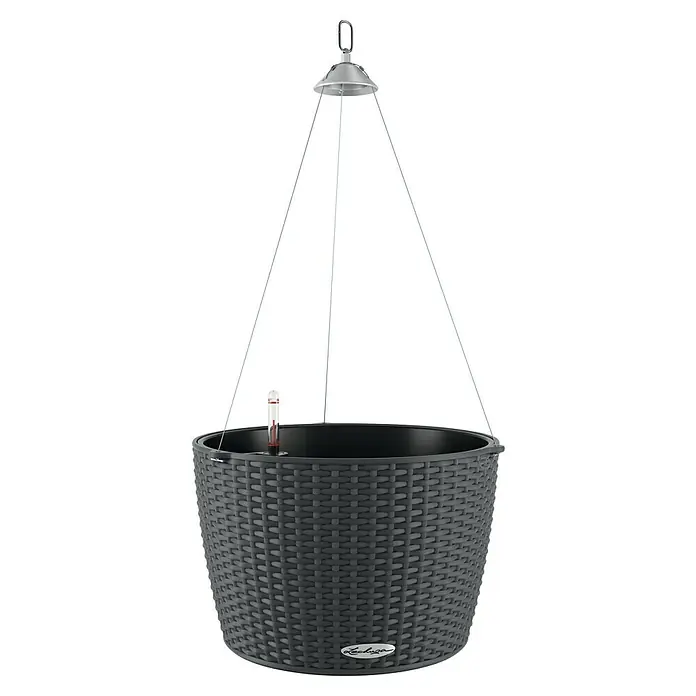 Lechuza Cottage Blumenampel Nido - Außenmaß (Ø x H): 35 x 23 cm, Kunststoff, Granit - Hängetopf von Lechuza in Rattanoptik mit Bewässerungsanzeige, aufgehängt an einem silbernen Metallbügel. Der Topf ist dunkelgrau.