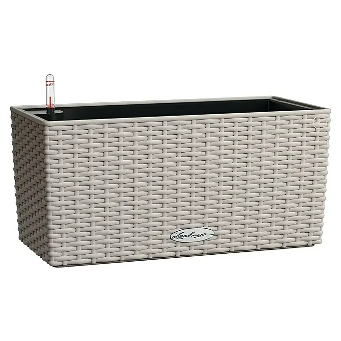 Lechuza Cottage Balkonkasten Blaconera - Max. Außenlänge: 40 cm, Kunststoff, Sandbraun - Hier ist ein Lechuza Pflanzgefäß mit einem hellen, gewebten Design, das eine moderne und elegante Note für den Garten oder die Terrasse bietet.
