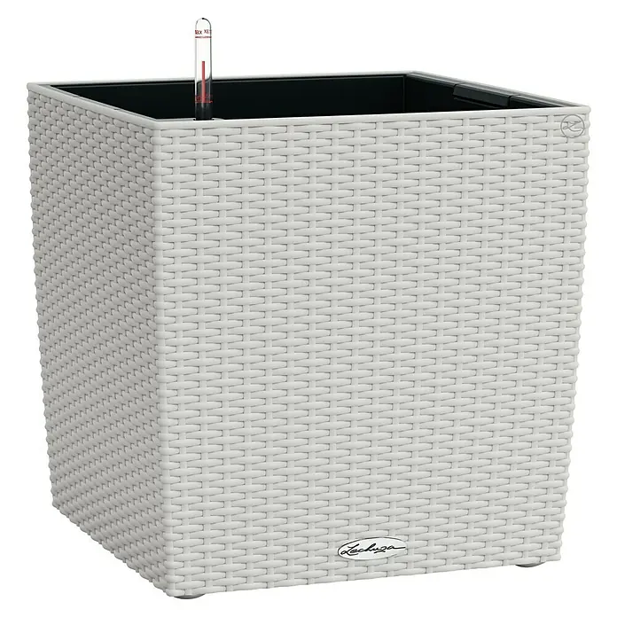 Lechuza Cottage Pflanzkübel eckig Cube - Außenmaß (L x B x H): 50 x 50 x 50 cm, Kunststoff, Lichtgrau - Ein quadratischer, weißer Pflanzkübel in Rattanoptik mit Wasserstandsanzeiger für Innen- und Außenbereiche.