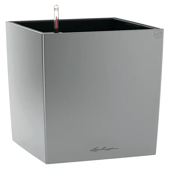 Lechuza Cube Pflanzkübel eckig Premium - Außenmaß (L x B x H): 49 x 49 x 49,5 cm, Kunststoff, Silber Metallic - Abbildung eines LECHUZA CLASSICO 43 Pflanzgefäßes in Silber. Stilvolles Design für Pflanzenliebhaber, ideal für Innen- und Außenbereich.