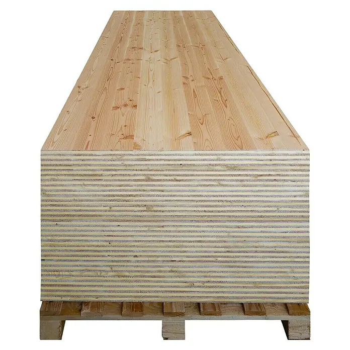 elka 3-Schichtplatte Vita - Douglasie, 2.500 x 1.015 x 19 mm - Eine Nahaufnahme von gestapelten Holzplatten auf einer Palette, die die Holzmaserung und die Schichtstruktur zeigt.