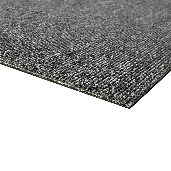 Teppichfliese Rapido - Schlinge, 100% Polypropylen, Grau - Nahaufnahme einer grauen Teppichfliese, die ihre Textur und robuste Konstruktion hervorhebt. Ideal für Büros und stark frequentierte Bereiche.