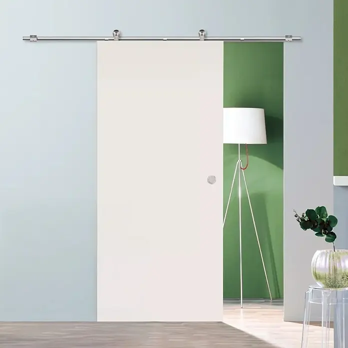 Diamond Doors Holzschiebetür-Beschlag Galaxy - Edelstahloptik, Art Beschlag: Offen, 2.000 mm - Elegante Schiebetür in Weiß mit Metallschiene. Das Türdesign ergänzt moderne Inneneinrichtungen und bietet praktische Raumlösungen.