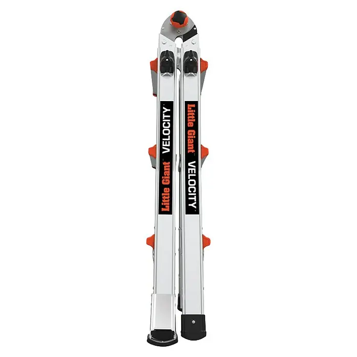 Little Giant Mehrzweckleiter VELOCITY 4X3 - Anzahl Tritte: 12 Stk., Arbeitshöhe: 4,34 m, Aluminium - Nahaufnahme einer Little Giant Velocity-Leiter. Die Leiter ist zusammengeklappt und zeigt das Velocity-Logo.