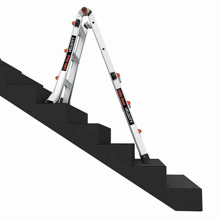 Little Giant Mehrzweckleiter VELOCITY 4X3 - Anzahl Tritte: 12 Stk., Arbeitshöhe: 4,34 m, Aluminium - Eine Little Giant Velocity Leiter, auf Treppen aufgestellt, bietet Flexibilität für verschiedene Höhen und Arbeitsbereiche.