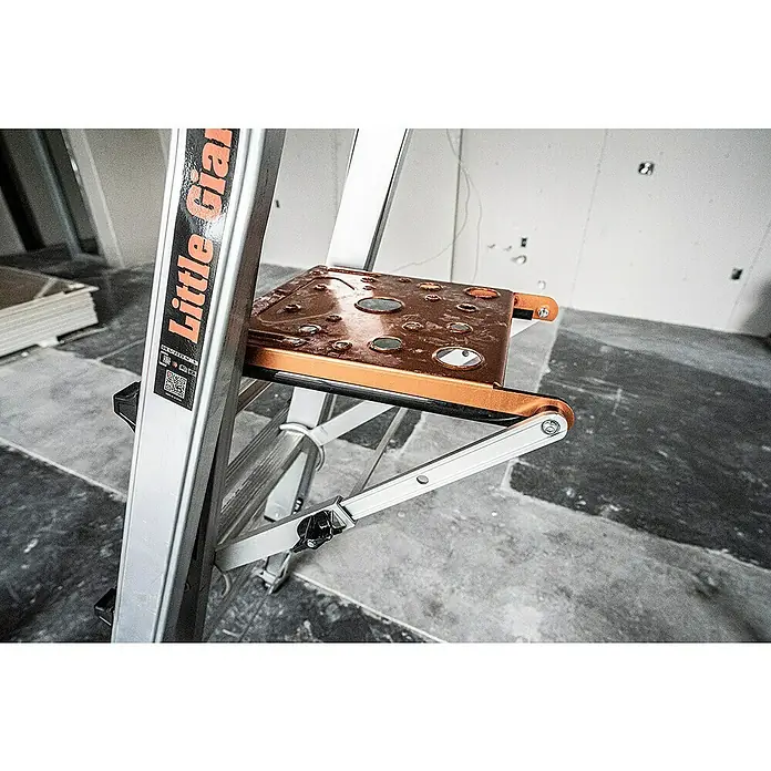 Little Giant Trittablage Platform Pro® - Belastbarkeit: 150 kg - Nahaufnahme einer Little Giant Leiter mit einer braunen Plattform. Ideal für sicheres Arbeiten in der Höhe.