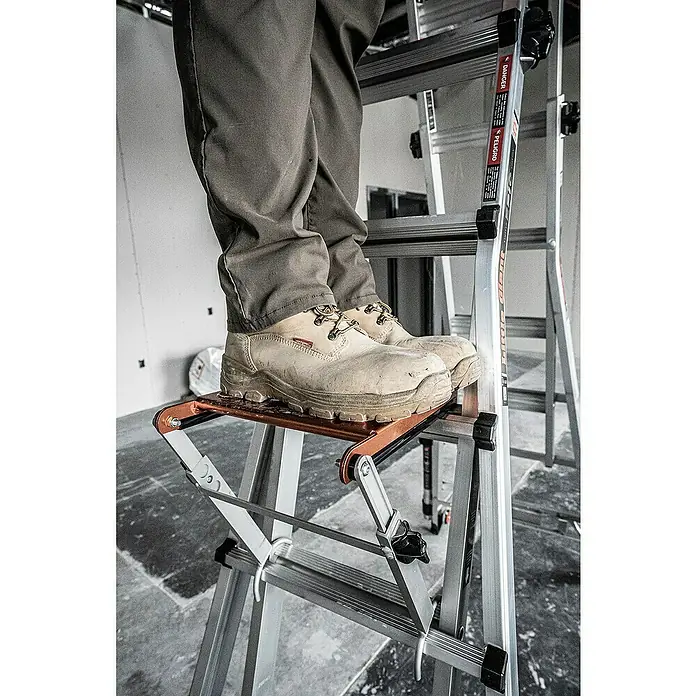 Little Giant Trittablage Platform Pro® - Belastbarkeit: 150 kg - Little Giant Leiter mit Füßen einer Person darauf. Die Leiter ist aus Aluminium gefertigt und hat eine orangefarbene Plattform.