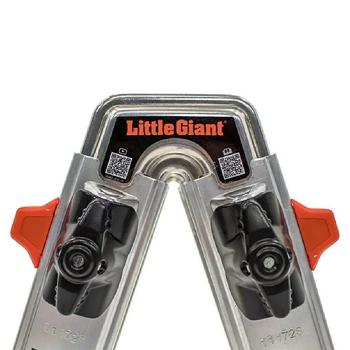 Little Giant Leitersicherung Trestle Brackets™ - Aluminium - Nahaufnahme einer Little Giant Leiter mit Fokus auf die robusten Scharniere und das markante Logo, ideal für Heimwerker und Profis.