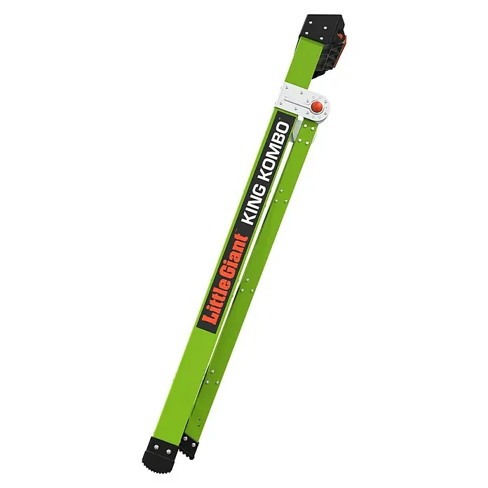 Little Giant Mehrzweckleiter 5+4 STUFEN - Anzahl Tritte: 9 Stk., Arbeitshöhe: 3,45 m, Verbundwerkstoff - Eine grüne Little Giant King Kombo Leiter ist diagonal vor einem schwarzen Hintergrund platziert und zeigt ihre robuste Bauweise.