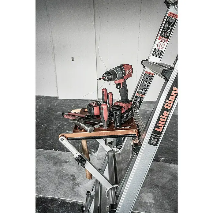 Little Giant Trittablage Platform Pro® - Belastbarkeit: 150 kg - Eine Little Giant Leiter mit Werkzeugablage, darauf ein roter Milwaukee-Akkuschrauber, Hammer und Zange.