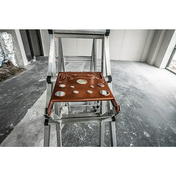 Little Giant Trittablage Platform Pro® - Belastbarkeit: 150 kg - Nahaufnahme einer Mehrzweckleiter mit einer orangenen Arbeitsplattform, die mit Löchern versehen ist, ideal für Handwerker.