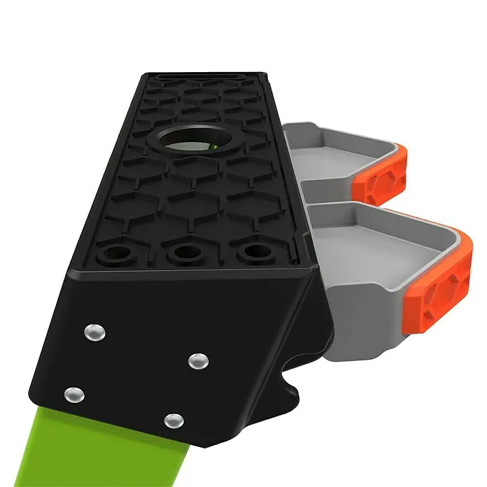 Little Giant Mehrzweckleiter 5+4 STUFEN - Anzahl Tritte: 9 Stk., Arbeitshöhe: 3,45 m, Verbundwerkstoff - Nahaufnahme der Plattform einer Leiter mit Werkzeugablagen, die Vielseitigkeit und Funktionalität vereint.