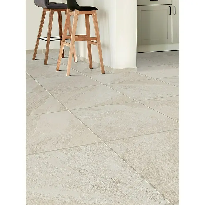 Steingutfliese Aramis - 45 x 45 cm, Beige, Matt - Ansicht von modernem Keramikbodenbelag in einem Innenraum, mit Stühlen und Schränken im Hintergrund. Ideal für Wohnräume und gewerbliche Projekte.