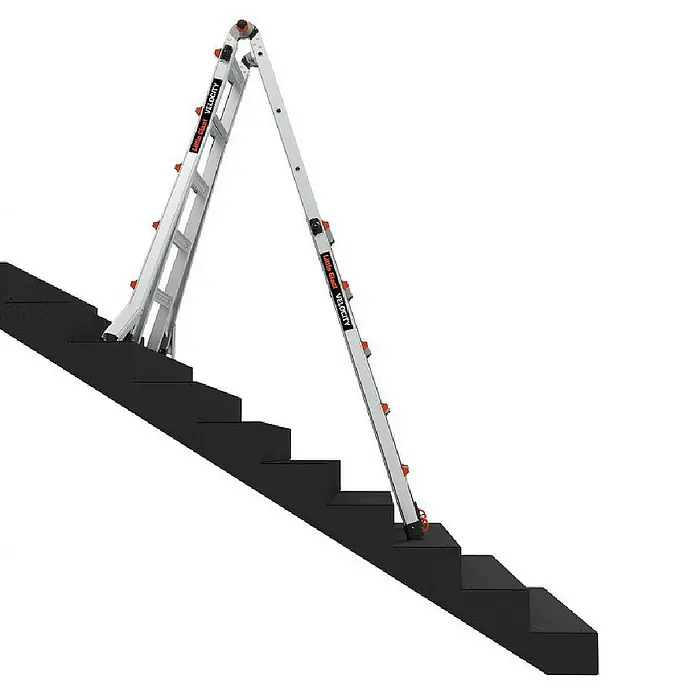 Little Giant Mehrzweckleiter VELOCITY 4X5 - Anzahl Tritte: 20 Stk., Arbeitshöhe: 6,73 m, Aluminium - Bild einer Little Giant Velocity Mehrzweckleiter auf einer Treppe, die ihre Vielseitigkeit und Anpassungsfähigkeit demonstriert.