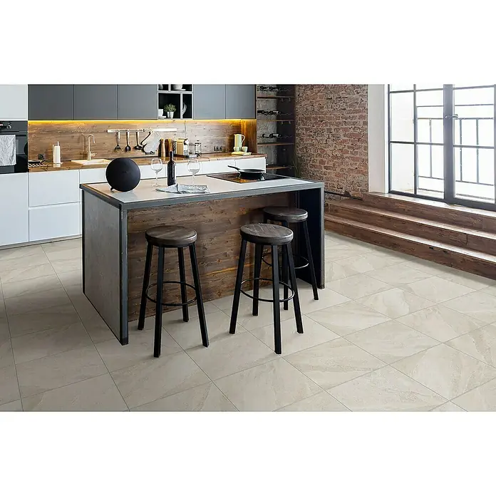 Steingutfliese Aramis - 45 x 45 cm, Beige, Matt - Detailaufnahme einer Küche mit beigen Bodenfliesen, die ein elegantes und modernes Ambiente schaffen. Die Fliesen ergänzen die Kücheninsel perfekt.